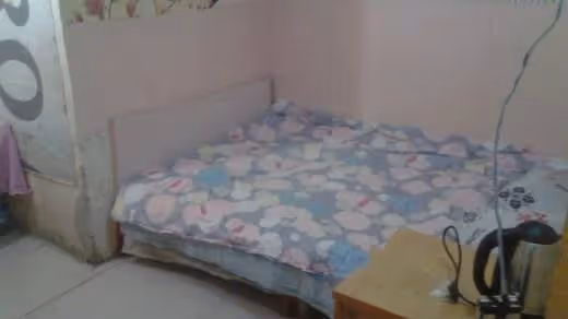 妻子外出打工三年沒回家,丈夫帶兒子去看望,看到妻子他淚流滿面