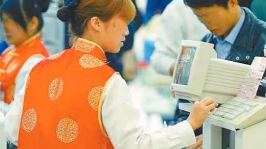 婆婆生病想吃紅燒肉,兒媳去菜場買,忘帶錢包返回,推開門她怒了