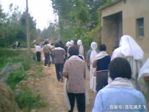 父親去世後嬸嬸把我養大,我結婚當天母親來要二十萬,我含淚答應