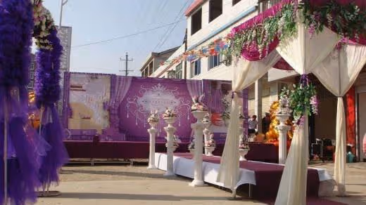 父親去世後嬸嬸把我養大,我結婚當天母親來要二十萬,我含淚答應