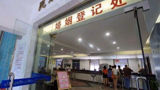 小叔子結婚老公送輛車,婚禮上看到新娘,我開走婚車後提離婚