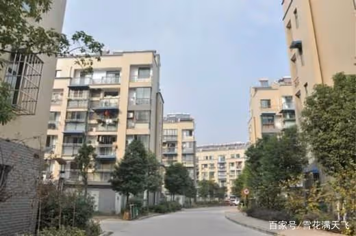 離婚兩年後小伙患病,女友提分手,半夜病房來一人,小伙淚流滿面