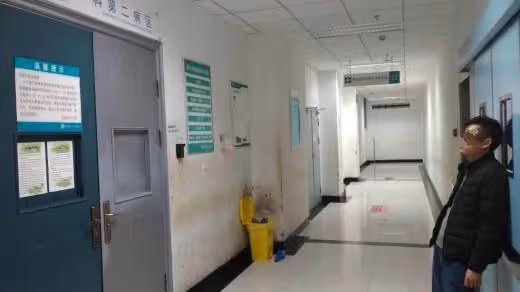 離婚兩年後小伙患病,女友提分手,半夜病房來一人,小伙淚流滿面