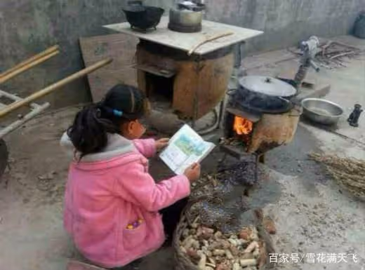 女兒去見男友,寄回一瓶酒,父親捨不得喝,半年後打開酒父親報警