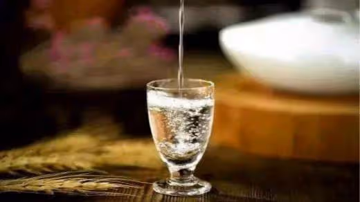 女兒去見男友,寄回一瓶酒,父親捨不得喝,半年後打開酒父親報警
