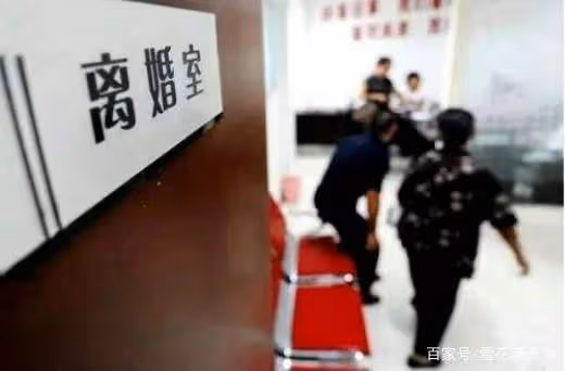 女子帶著男孩吃飯，男孩點了四道菜，餐館老闆看到菜單後報了警