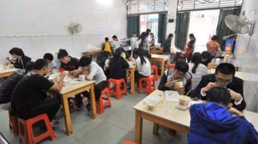女子帶著男孩吃飯，男孩點了四道菜，餐館老闆看到菜單後報了警