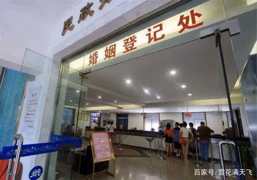 閨蜜訂婚,我用老公手機給她發五百紅包,收到回復,我傷心落淚