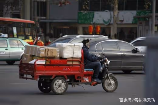 離婚三年,偶遇前夫擺攤賣衣服,前夫邀我去看兒子,推開門我哭了