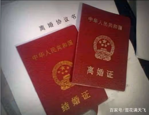 離婚三年,偶遇前夫擺攤賣衣服,前夫邀我去看兒子,推開門我哭了