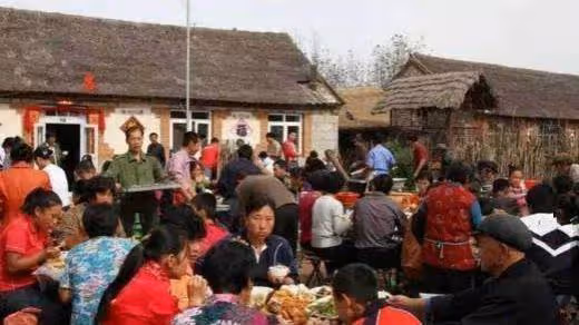 妹妹患病,母親忍痛將姐姐送人,18年後母女相見,母親老淚縱橫