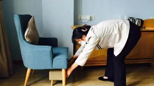 妹妹患病,母親忍痛將姐姐送人,18年後母女相見,母親老淚縱橫