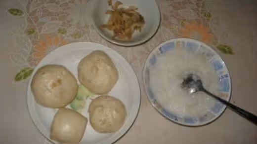 我結婚給母親五萬,一年後回家探親,看到飯桌上的菜,我傷心離開