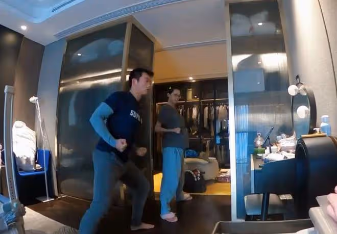 鄭愷苗苗在臥室打八段錦，媳婦孕肚搶鏡，吃泡麵慶祝結婚2周年