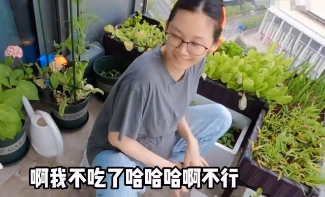 鄭愷苗苗在臥室打八段錦，媳婦孕肚搶鏡，吃泡麵慶祝結婚2周年