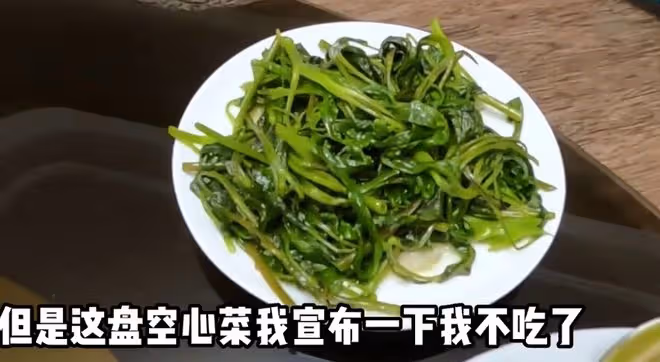 鄭愷苗苗在臥室打八段錦，媳婦孕肚搶鏡，吃泡麵慶祝結婚2周年