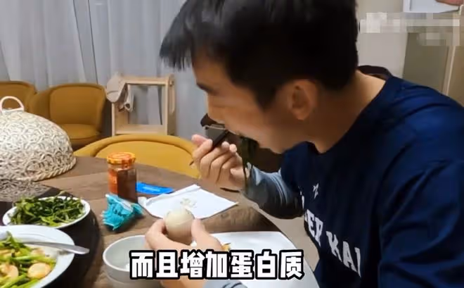 鄭愷苗苗在臥室打八段錦，媳婦孕肚搶鏡，吃泡麵慶祝結婚2周年
