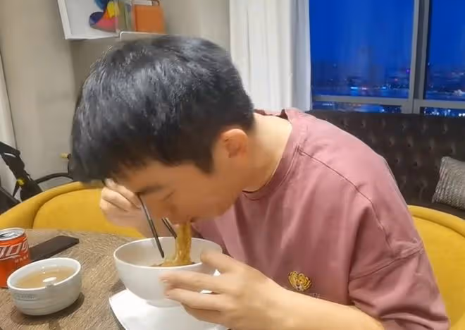 鄭愷苗苗在臥室打八段錦，媳婦孕肚搶鏡，吃泡麵慶祝結婚2周年