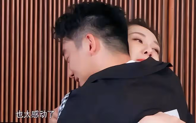 鄭愷苗苗在臥室打八段錦，媳婦孕肚搶鏡，吃泡麵慶祝結婚2周年