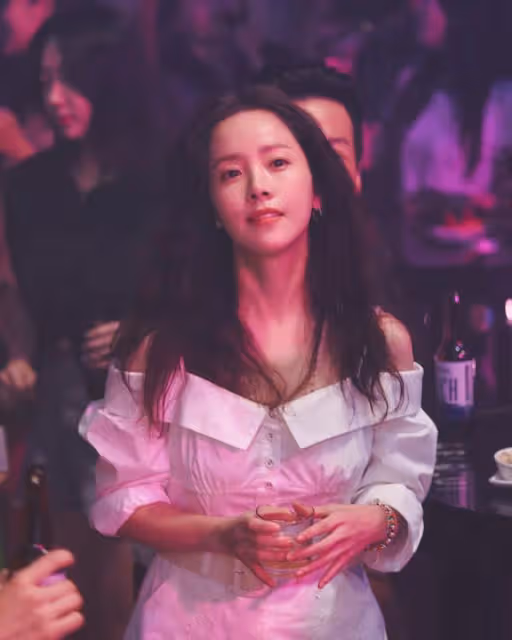 多次與合作男星傳出緋聞卻無一證實，如今的她依舊越單身越美麗