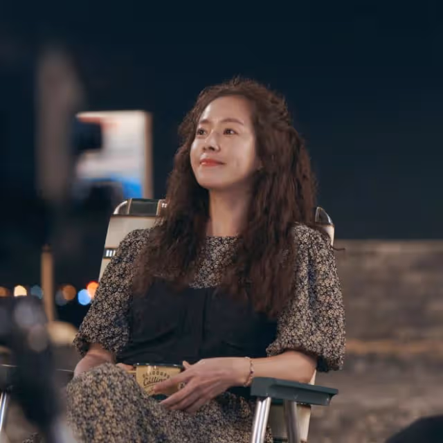 多次與合作男星傳出緋聞卻無一證實，如今的她依舊越單身越美麗