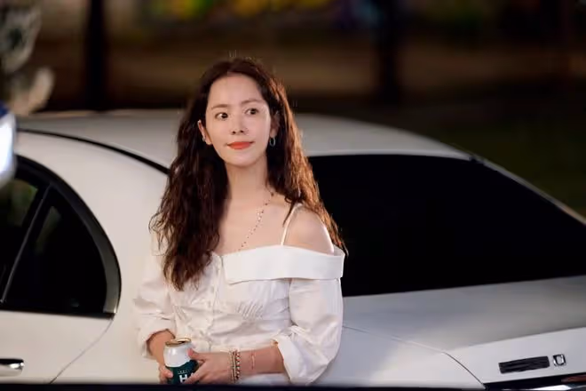 多次與合作男星傳出緋聞卻無一證實，如今的她依舊越單身越美麗