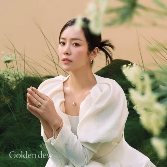 多次與合作男星傳出緋聞卻無一證實，如今的她依舊越單身越美麗