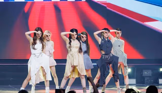 JYP新女團NMIXX簽售會讓粉絲跪著，韓流網友破防，直言花錢受侮辱