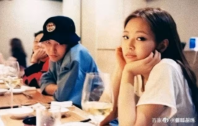 GD突上傳中指照！網猜他不滿Jennie、V三人緋聞，大動作刪IG照片