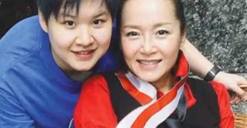 63歲「影后」恬妞母女罕露面，女兒被曝「喜歡女生」，恬妞祝福「不管別人怎麼說，女兒開心就好」，網友：放下，也是一種圓滿