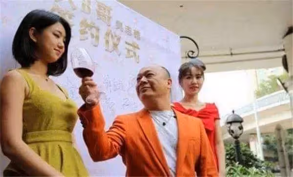 68歲「大B哥」吳志雄風光嫁女兒,新娘手腕戴滿黃金鐲子太奢侈,婚禮現場眾星雲集