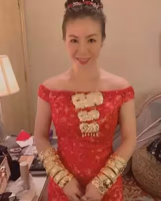 68歲「大B哥」吳志雄風光嫁女兒,新娘手腕戴滿黃金鐲子太奢侈,婚禮現場眾星雲集