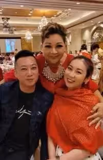68歲「大B哥」吳志雄風光嫁女兒,新娘手腕戴滿黃金鐲子太奢侈,婚禮現場眾星雲集