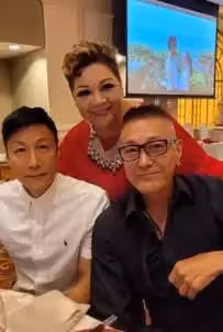 68歲「大B哥」吳志雄風光嫁女兒,新娘手腕戴滿黃金鐲子太奢侈,婚禮現場眾星雲集