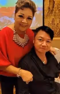 68歲「大B哥」吳志雄風光嫁女兒,新娘手腕戴滿黃金鐲子太奢侈,婚禮現場眾星雲集