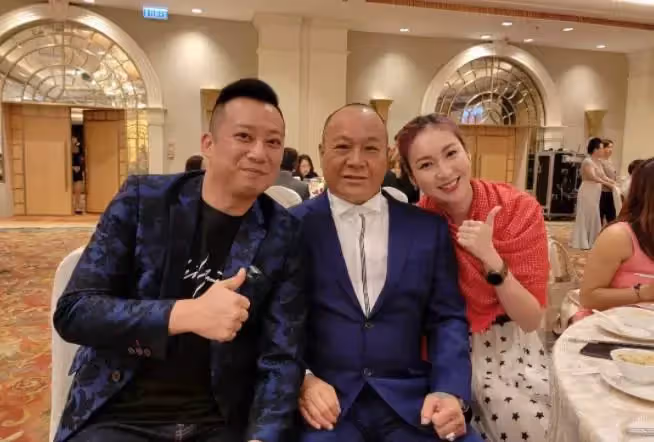 68歲「大B哥」吳志雄風光嫁女兒,新娘手腕戴滿黃金鐲子太奢侈,婚禮現場眾星雲集
