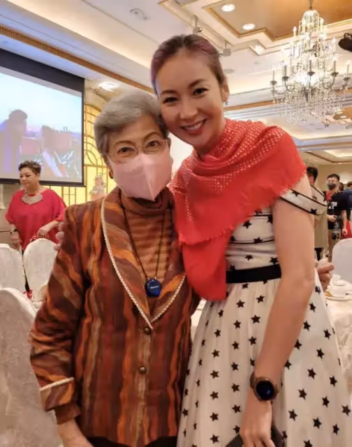 68歲「大B哥」吳志雄風光嫁女兒,新娘手腕戴滿黃金鐲子太奢侈,婚禮現場眾星雲集