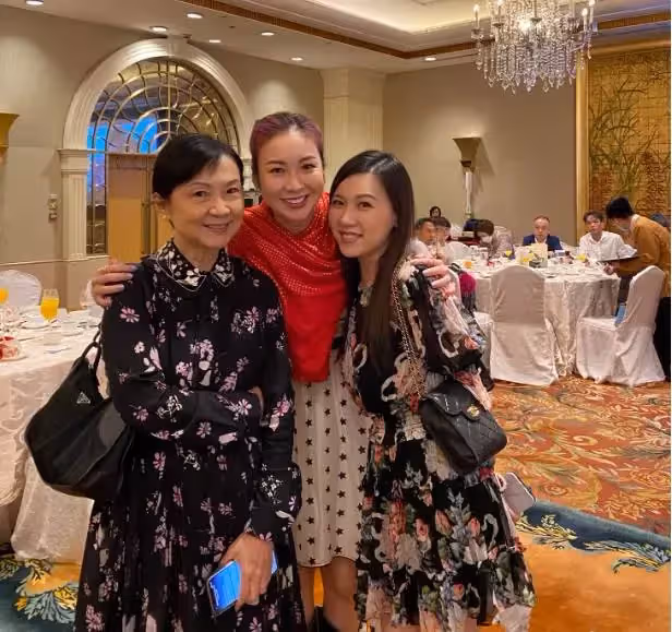 68歲「大B哥」吳志雄風光嫁女兒,新娘手腕戴滿黃金鐲子太奢侈,婚禮現場眾星雲集