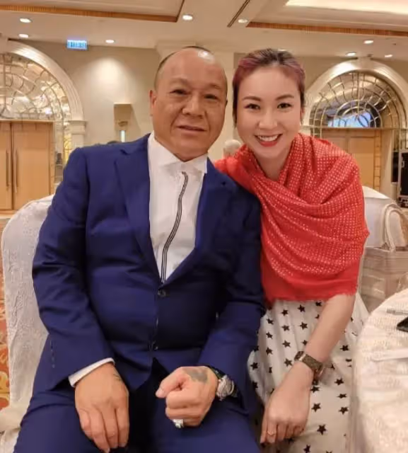68歲「大B哥」吳志雄風光嫁女兒,新娘手腕戴滿黃金鐲子太奢侈,婚禮現場眾星雲集
