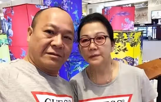 68歲「大B哥」吳志雄風光嫁女兒,新娘手腕戴滿黃金鐲子太奢侈,婚禮現場眾星雲集