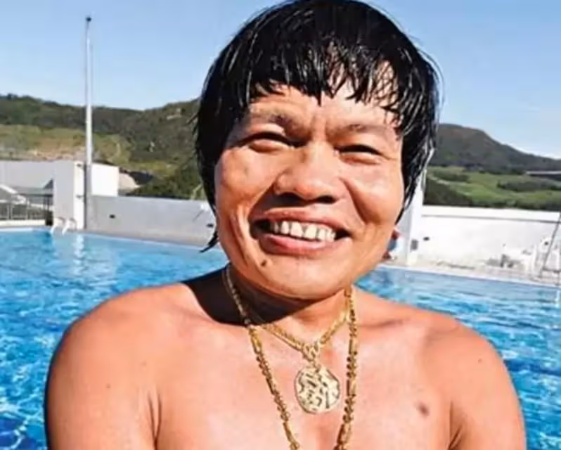 「八兩金」葉競生,被嘲「最醜男星」,妻欠巨款失婚,他一人扛債,兒子一聲爸讓他堅強,帥兒長相曝光,驚呆眾人