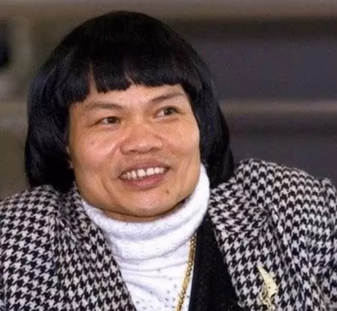 「八兩金」葉競生,被嘲「最醜男星」,妻欠巨款失婚,他一人扛債,兒子一聲爸讓他堅強,帥兒長相曝光,驚呆眾人