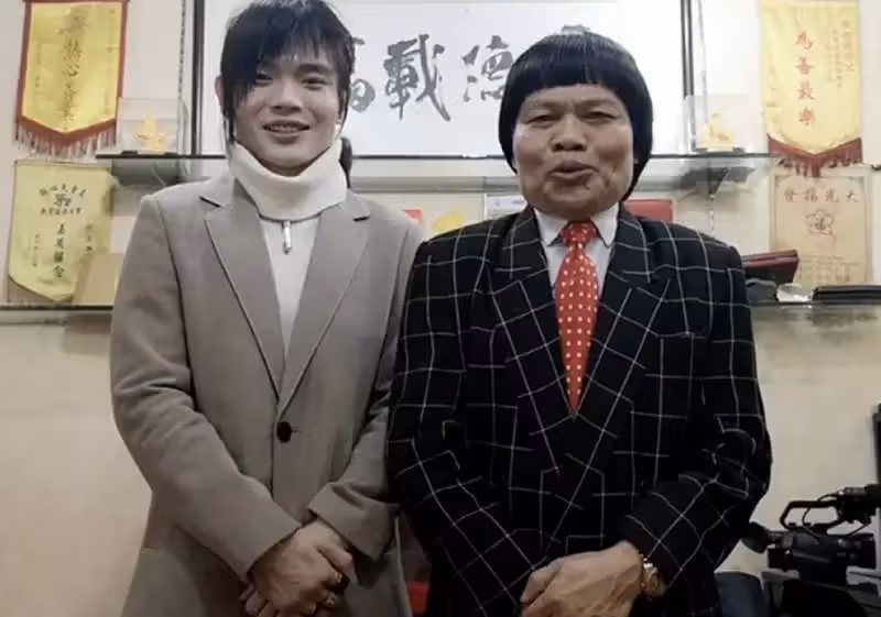 「八兩金」葉競生,被嘲「最醜男星」,妻欠巨款失婚,他一人扛債,兒子一聲爸讓他堅強,帥兒長相曝光,驚呆眾人