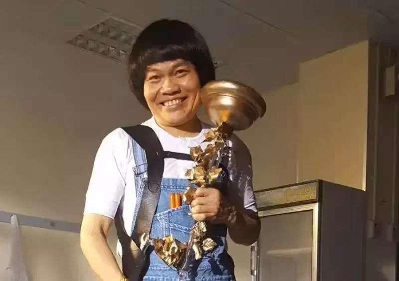 「八兩金」葉競生,被嘲「最醜男星」,妻欠巨款失婚,他一人扛債,兒子一聲爸讓他堅強,帥兒長相曝光,驚呆眾人