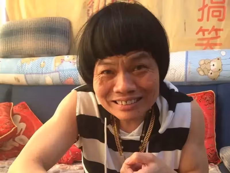 「八兩金」葉競生,被嘲「最醜男星」,妻欠巨款失婚,他一人扛債,兒子一聲爸讓他堅強,帥兒長相曝光,驚呆眾人