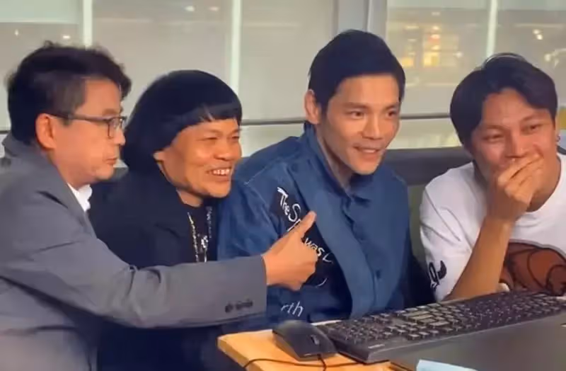 「八兩金」葉競生,被嘲「最醜男星」,妻欠巨款失婚,他一人扛債,兒子一聲爸讓他堅強,帥兒長相曝光,驚呆眾人