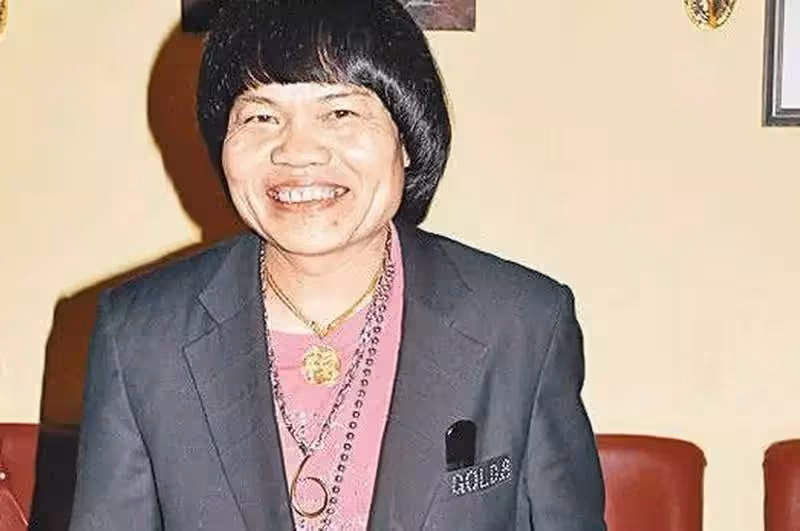 「八兩金」葉競生,被嘲「最醜男星」,妻欠巨款失婚,他一人扛債,兒子一聲爸讓他堅強,帥兒長相曝光,驚呆眾人