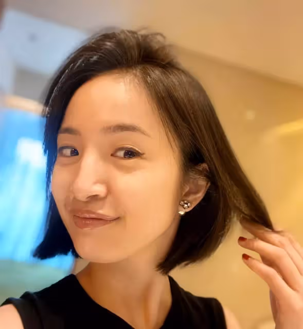 林依晨首曬「女兒正臉」,小可愛已長出牙齒,小臉蛋肉嘟嘟的,透露女兒很乖,網友:是來報恩的