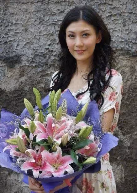 李彩樺近照爆光,才39歲已經這麼老了,五官變化讓人認不出:像蠟人一樣!