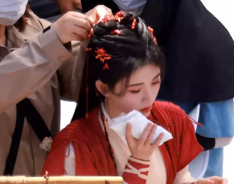 159公分鞠婧禕為何總演女一號?生圖曝光「失去美顏濾鏡」,五官精緻身材比例驚人,網友:不愧是「四千年美女」
